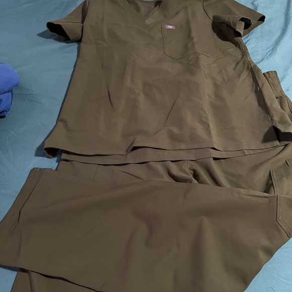 Olive green Figs set, L top and L/P bottom - Picture 1 of 3